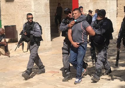 الاحتلال يعتقل ١٠ مقدسيين من الأقصى