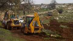 مستوطنون ينصبون أعمدة إنارة على أراضي مواطنين جنوب بيت لحم