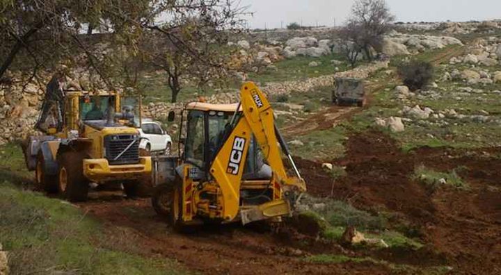 مستوطنون ينصبون أعمدة إنارة على أراضي مواطنين جنوب بيت لحم