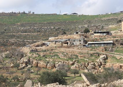 مستوطنون يقتحمون خربة يانون جنوب نابلس ويحاولون الاستيلاء على منزل