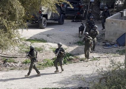 قوات الاحتلال تعتقل صحفي وثلاثة موطنين خلال اقتحامها طولكرم