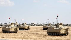 موقع عبري: مصر تنشر دبابات وناقلات جند لتعزيز الأمن على حدودها مع رفح