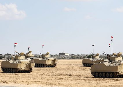 موقع عبري: مصر تنشر دبابات وناقلات جند لتعزيز الأمن على حدودها مع رفح