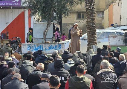 أهالي غزة يقيمون صلاة الجمعة في شوارع مخيم جباليا بعد تدمير الاحتلال للمساجد