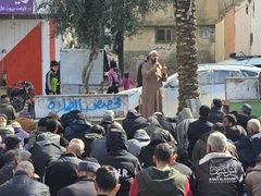 أهالي غزة يقيمون صلاة الجمعة في شوارع مخيم جباليا بعد تدمير الاحتلال للمساجد