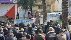 أهالي غزة يقيمون صلاة الجمعة في شوارع مخيم جباليا بعد تدمير الاحتلال للمساجد