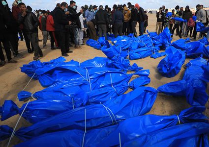 الاحتلال يعترف باختطاف مئات جثامين الشهداء من قطاع غزة