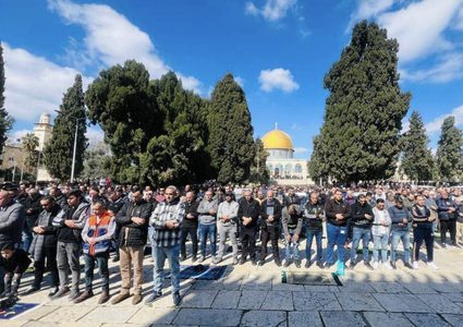 25 ألفا يؤدون صلاة الجمعة في المسجد الأقصى