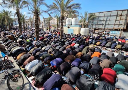 أهالي غزة يقيمون صلاة الجمعة في شوارع مخيم جباليا بعد تدمير الاحتلال للمساجد