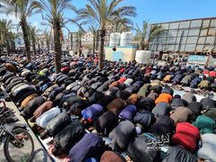 أهالي غزة يقيمون صلاة الجمعة في شوارع مخيم جباليا بعد تدمير الاحتلال للمساجد
