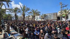أهالي غزة يقيمون صلاة الجمعة في شوارع مخيم جباليا بعد تدمير الاحتلال للمساجد