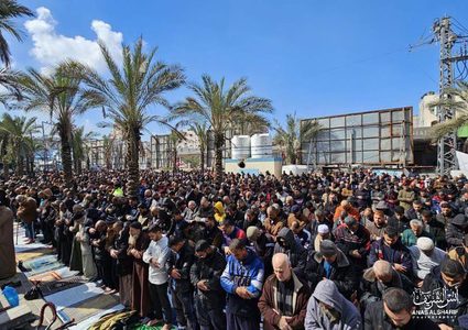 أهالي غزة يقيمون صلاة الجمعة في شوارع مخيم جباليا بعد تدمير الاحتلال للمساجد