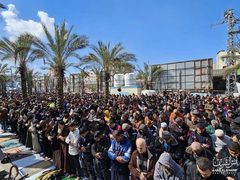 أهالي غزة يقيمون صلاة الجمعة في شوارع مخيم جباليا بعد تدمير الاحتلال للمساجد