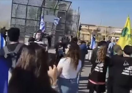 مستوطنون يغلقون طرقا لمنع وصول مساعدات إلى غزة