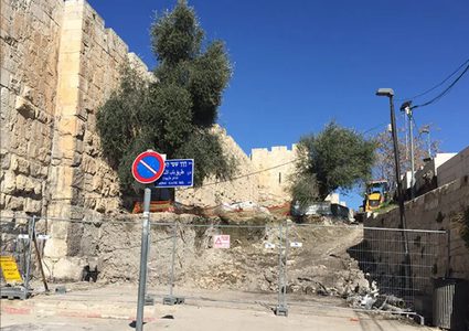 مستوطنون يضعون ملصقات تحريضية على نصب الشهداء في مقبرة اليوسفية