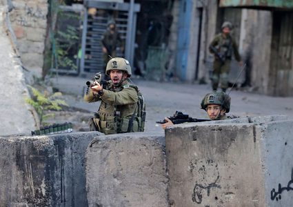 إصابة طفل بجروح حرجة وشاب برصاص الاحتلال شمال غرب القدس