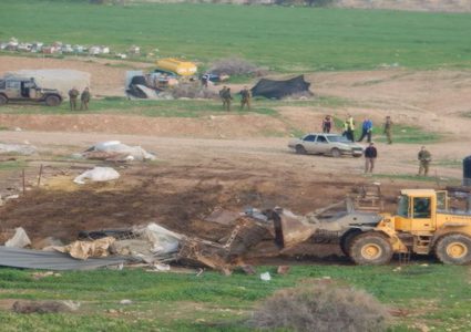 الاحتلال يلاحق الرعاة في خربة الفارسية ويحتجز عددا منهم