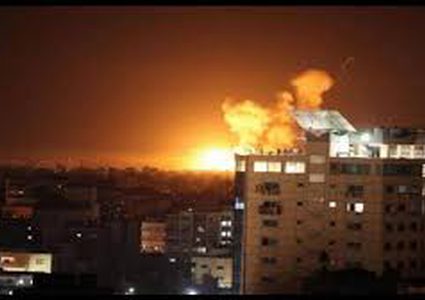 شهيدة وإصابات في قصف استهدف منزلا وسط قطاع غزة