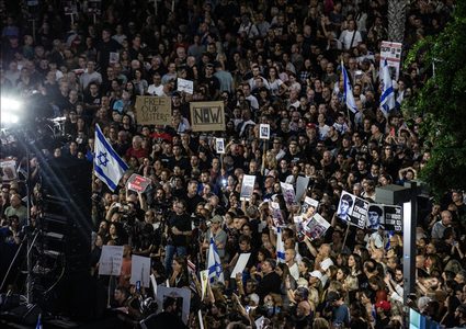 آلاف الإسرائيليين يطالبون بإقالة الحكومة وإعادة الأسرى من غزة