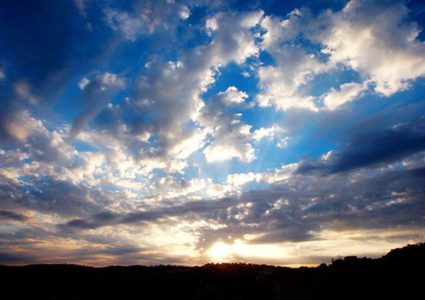 الطقس: أجواء غائمة جزئيا وباردة نسبيا فوق معظم المناطق