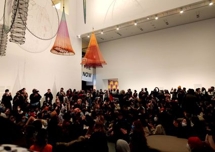 نيويورك: محتجون يقتحمون "متحف الفن الحديث" للمطالبة بوقف إطلاق النار في غزة