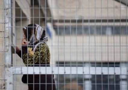 نادي الأسير: الاحتلال يفرج عن معتقلة من سجن (الدامون) ويرحلها إلى غزة