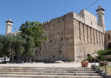 الاحتلال يحتجز شبانا قرب الحرم الإبراهيمي في الخليل