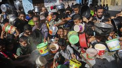 المكتب الحكومي بغزة: العائلات تحصل على نصف وجبة خلال 48 ساعة