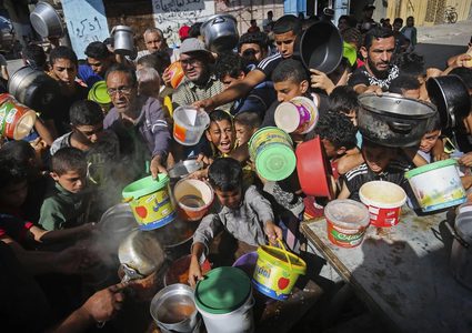 المكتب الحكومي بغزة: العائلات تحصل على نصف وجبة خلال 48 ساعة