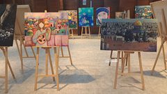 لوحات لفنانين من غزة في معرض محمود درويش بمدينة رام الله، من بينها لوحة للشهيدة الرسامة هبة زقوت