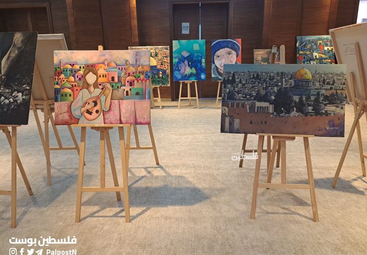 لوحات لفنانين من غزة في معرض محمود درويش بمدينة رام الله، من بينها لوحة للشهيدة الرسامة هبة زقوت