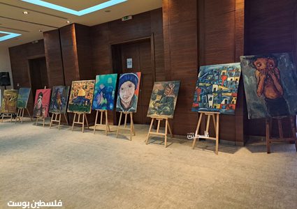 لوحات لفنانين من غزة في معرض محمود درويش بمدينة رام الله، من بينها لوحة للشهيدة الرسامة هبة زقوت