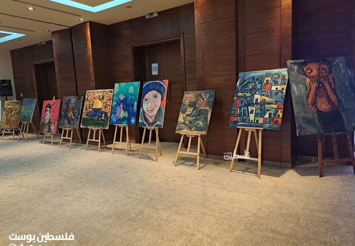 لوحات لفنانين من غزة في معرض محمود درويش بمدينة رام الله، من بينها لوحة للشهيدة الرسامة هبة زقوت