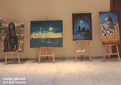 لوحات لفنانين من غزة في معرض محمود درويش بمدينة رام الله، من بينها لوحة للشهيدة الرسامة هبة زقوت