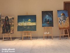 لوحات لفنانين من غزة في معرض محمود درويش بمدينة رام الله، من بينها لوحة للشهيدة الرسامة هبة زقوت