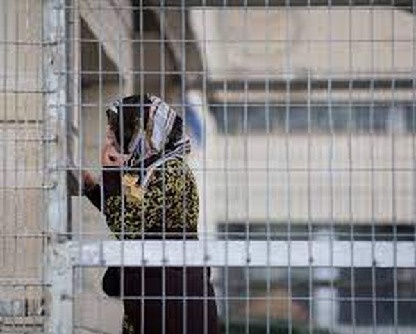 الاحتلال يفرج عن معتقلة من سكان الخليل ويضرحلها إلى غزة