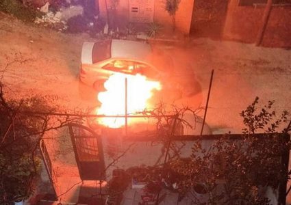 مستوطنون يصيبون شابا وطفلا بالرصاص ويحرقون منزلا ومركبة في عصيرة القبلية