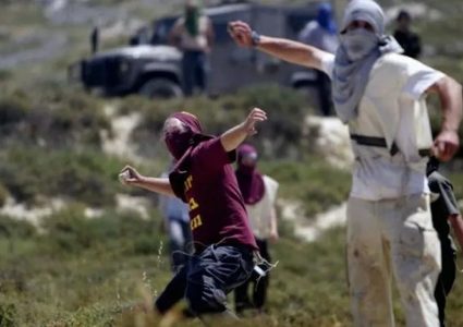 مستوطنون يهاجمون منازل المواطنين في مادما ويحرقون مركبة بالساوية