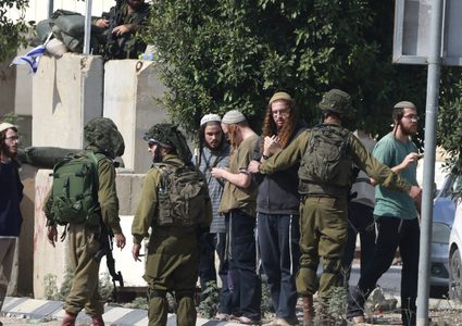 هآرتس: بريطانيا تفرض عقوبات على 4 مستوطنين إسرائيليين