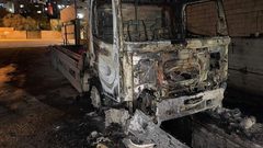 مستوطنون يحرقون شاحنة في بلدة حوارة جنوب نابلس
