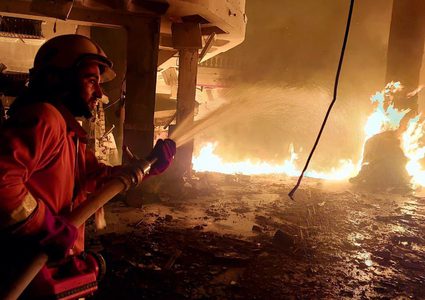 عمل طواقم الدفاع المدني في غزة بعد المجزرة التي ارتكبها جيش الاحتلال في رفح الليلة الماضية حيث قصف عدة منازل ومساجد في وقت واحد.