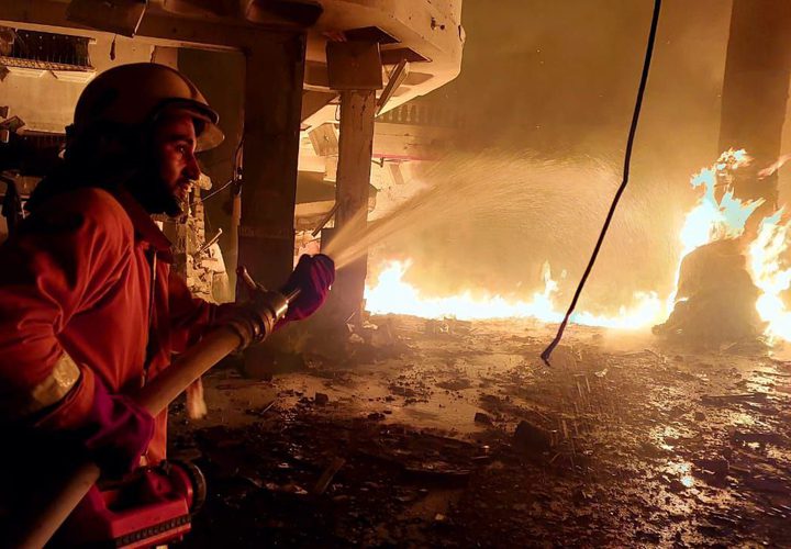 عمل طواقم الدفاع المدني في غزة بعد المجزرة التي ارتكبها جيش الاحتلال في رفح الليلة الماضية حيث قصف عدة منازل ومساجد في وقت واحد.
