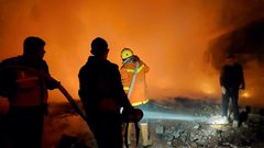 جهود طواقم الدفاع المدني بعد المجزرة التي ارتكبها جيش الاحتلال في رفح ليلة أمس