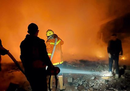 عمل طواقم الدفاع المدني في غزة بعد المجزرة التي ارتكبها جيش الاحتلال في رفح الليلة الماضية حيث قصف عدة منازل ومساجد في وقت واحد.