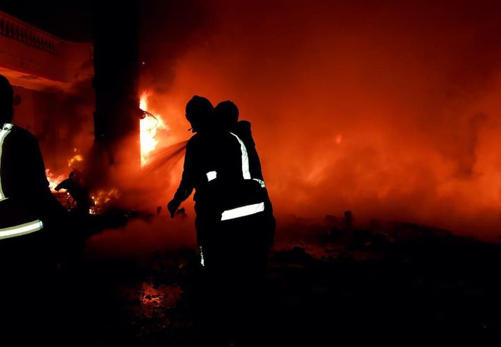 عمل طواقم الدفاع المدني في غزة بعد المجزرة التي ارتكبها جيش الاحتلال في رفح الليلة الماضية حيث قصف عدة منازل ومساجد في وقت واحد.