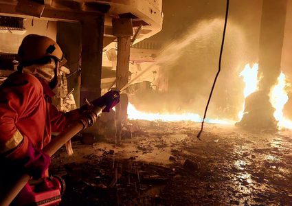 عمل طواقم الدفاع المدني في غزة بعد المجزرة التي ارتكبها جيش الاحتلال في رفح الليلة الماضية حيث قصف عدة منازل ومساجد في وقت واحد.