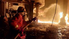 عمل طواقم الدفاع المدني في غزة بعد المجزرة التي ارتكبها جيش الاحتلال في رفح الليلة الماضية حيث قصف عدة منازل ومساجد في وقت واحد.