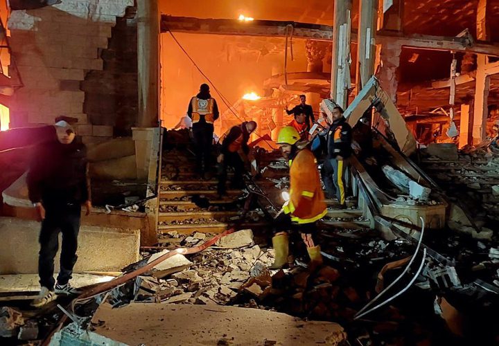 عمل طواقم الدفاع المدني في غزة بعد المجزرة التي ارتكبها جيش الاحتلال في رفح الليلة الماضية حيث قصف عدة منازل ومساجد في وقت واحد.