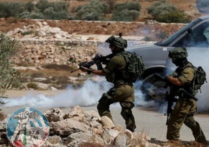 الاحتلال يصيب شابا بالرصاص ويعتقل آخرين في الرام