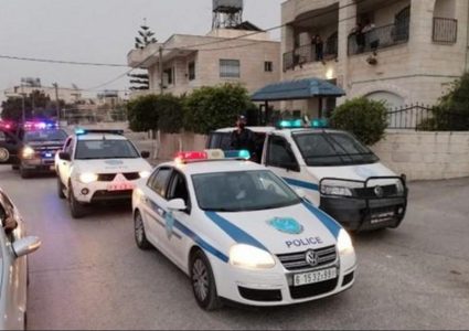 الشرطة تقبض على مشتبه فيهما بسرقة محطة محروقات في الخليل